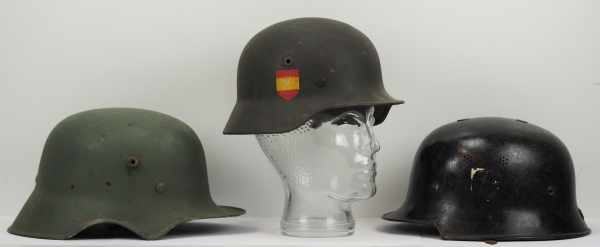 4.1.) Uniformen / Kopfbedeckungen3. Reich: Lot von 3 Stahlhelmen.1.) M18 mit Ohrenausschnitt , 2.)