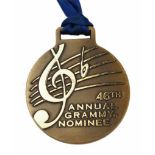 2.2.) WeltUSA: 46th Annual Grammy Nominee Medal - 2004.Buntmetall vergoldet, polierte Kanten, am