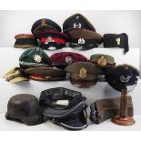 4.1.) Uniformen / KopfbedeckungenInternational: Sammlung Kopfbedeckungen.Diverse,