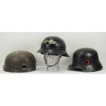 4.1.) Uniformen / Kopfbedeckungen3. Reich: Lot von 3 Stahlhelmen.1.) Luftwaffe, 2.) SS