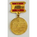 2.2.) WeltSowjetunion: Medaille zum 100. Geburtstag Lenins, für Ausländer.Buntmetall vergoldet, an