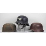 4.1.) Uniformen / Kopfbedeckungen3. Reich: Lot von 3 Stahlhelmen.1.) Fallschirm Springer Helm