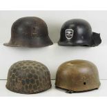 4.1.) Uniformen / KopfbedeckungenWehrmacht: Lot von 4 Stahlhelmen.Diverse Ausführungen, je mit