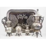 7.1.) HistoricaRussland: Tee Service Set.Graviertes Metall Tee Service Set mit Samowar, Große Kanne,