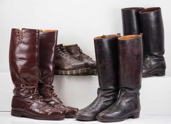 4.1.) Uniformen / KopfbedeckungenLot Militärstiefel.Diverse.Je Paarig.Zustand: II4.1.) Uniforms /