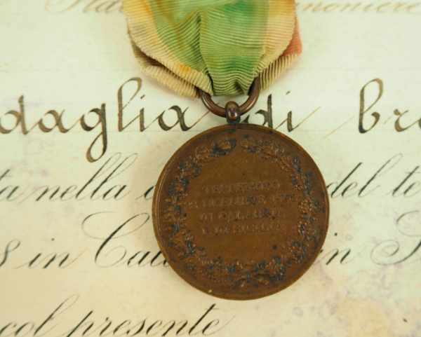 2.1.) EuropaItalien: Medaille für Ersthelfer beim Erdbeben 1908, in Bronze, mit Urkunde.Bronze, am - Image 3 of 4