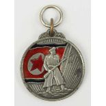 2.2.) WeltNord Korea: Militär Verdienstmedaille, 1. Modell.Versilbert, die Flagge emailliert.Sehr