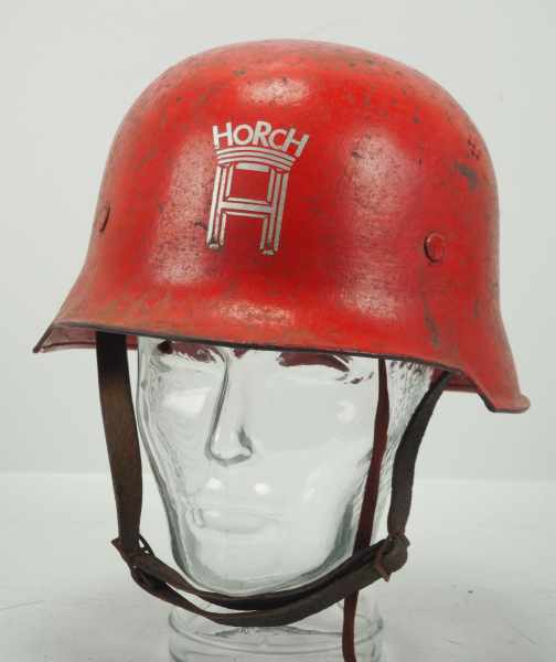 4.1.) Uniformen / KopfbedeckungenWerkswehr: Stahlhelm - Horch.Rot lackierter Helm, mit Logo auf