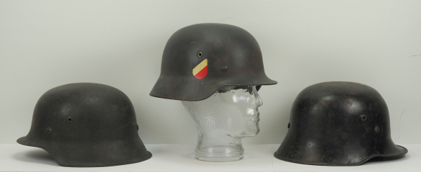 4.1.) Uniformen / Kopfbedeckungen3. Reich: Lot von 3 Stahlhelmen.1.) Luftwaffe, 2.) SS, 3.) - Image 8 of 14
