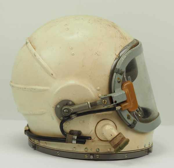 4.1.) Uniformen / KopfbedeckungenSowjetunion: Kosmonauten Helm.Weißer Helm, beweglich angebrachte - Image 3 of 10