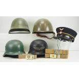 4.1.) Uniformen / KopfbedeckungenInternational: Lot von 4 Stahlhelmen.Diverse, dazu schweizer