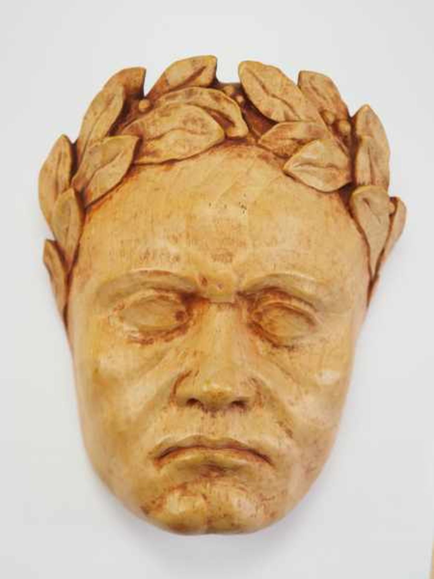 4.4.) Patriotisches / Reservistika / DekorativesItalien: Totenmaske Benito Mussolini.Holz, fein - Image 2 of 4
