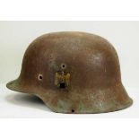 4.1.) Uniformen / KopfbedeckungenKriegsmarine: Stahlhelm.Glocke mit Resten der Originallackierung,