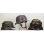 4.1.) Uniformen / Kopfbedeckungen3. Reich: Lot von 3 Stahlhelmen.1.) Luftwaffe, 2.) SS, 3.)