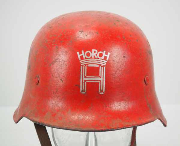 4.1.) Uniformen / KopfbedeckungenWerkswehr: Stahlhelm - Horch.Rot lackierter Helm, mit Logo auf - Image 3 of 8