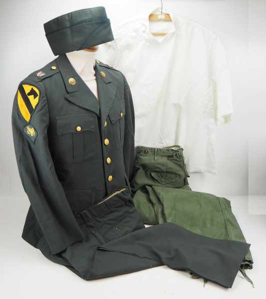 4.1.) Uniformen / KopfbedeckungenUSA: Uniformnachlass eines Angehörigen der 1st Cavalry Division.1.)