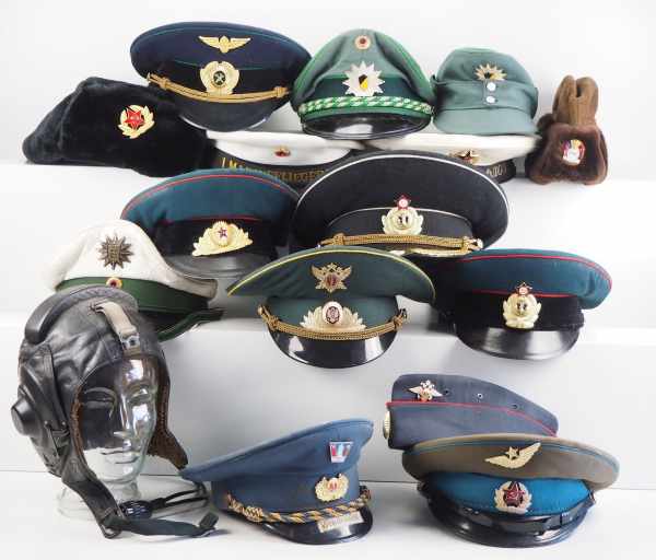 4.1.) Uniformen / KopfbedeckungenInternational: Lot Kopfbedeckungen.Diverse.Zustand: II4.1.)