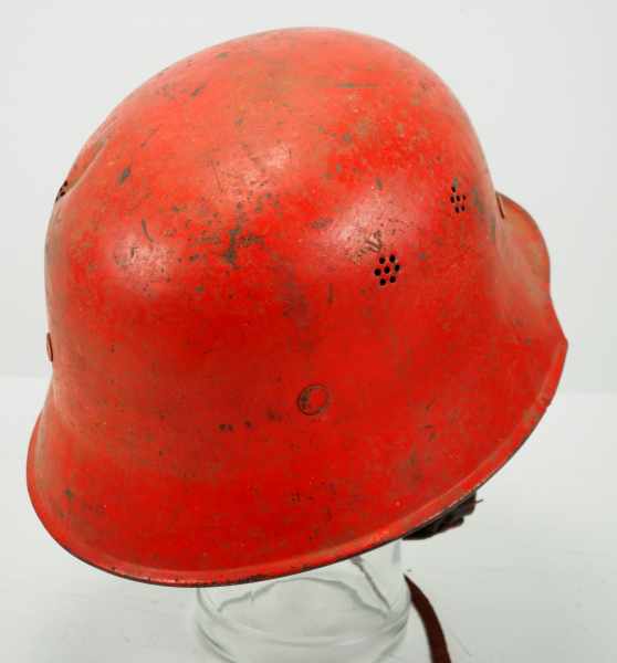 4.1.) Uniformen / KopfbedeckungenWerkswehr: Stahlhelm - Horch.Rot lackierter Helm, mit Logo auf - Image 6 of 8