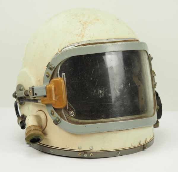 4.1.) Uniformen / KopfbedeckungenSowjetunion: Kosmonauten Helm.Weißer Helm, beweglich angebrachte - Image 2 of 10