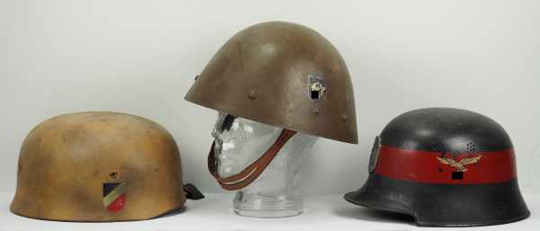 4.1.) Uniformen / Kopfbedeckungen3. Reich: Lot von 3 Stahlhelmen.1.) Afrika Fallschirmspringer Helm,