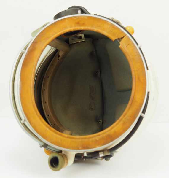 4.1.) Uniformen / KopfbedeckungenSowjetunion: Kosmonauten Helm.Weißer Helm, beweglich angebrachte - Image 9 of 10