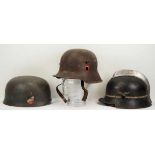 4.1.) Uniformen / Kopfbedeckungen3. Reich: Lot von 3 Stahlhelmen.1.) SS, 2.) Fallschirmjäger, 3.)
