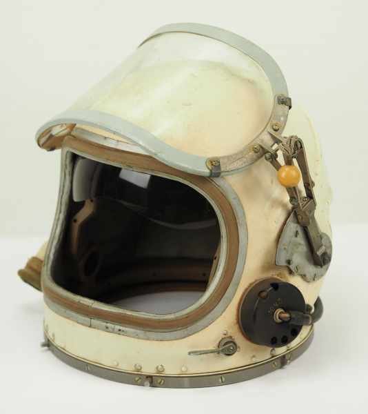 4.1.) Uniformen / KopfbedeckungenSowjetunion: Kosmonauten Helm.Weißer Helm, beweglich angebrachte - Image 8 of 10