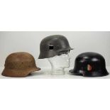 4.1.) Uniformen / Kopfbedeckungen3. Reich: Lot von 3 Stahlhelmen.1.) Afrika Korps, 2.) SS, 3.)