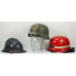 4.1.) Uniformen / Kopfbedeckungen3. Reich: Lot von 3 Stahlhelmen.1.) Frankreich, 2.) Stahlhelm mit