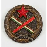 2.1.) EuropaUngarn: Partisanenabzeichen.Buntmetall bronziert, teilweise emailliert, mehrteilig