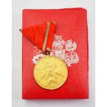 2.1.) EuropaLettland: Erinnerungskreuz, Ehrenmedaille, 2. Grad, in Gold, im Etui.Silber vergoldet,