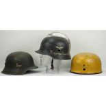 4.1.) Uniformen / Kopfbedeckungen3. Reich: Lot von 3 Stahlhelmen.1.) HJ Stahlhelm, 2.) Luftwaffe