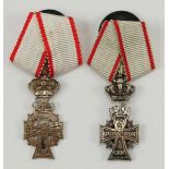 2.1.) EuropaDänemark: Dannebrog Männer Kreuz, 2 Miniaturen.Je Silber, an Einzelschnalle.Zustand: