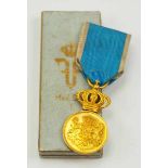 2.1.) EuropaRumänien: Treuedienst Medaille, 1. Klasse, mit Krone, im Etui.Vergoldet, die