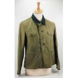 4.1.) Uniformen / KopfbedeckungenWehrmacht: Feldbluse.Leinen-Beutestoff, dunkelgrüner Kragen,