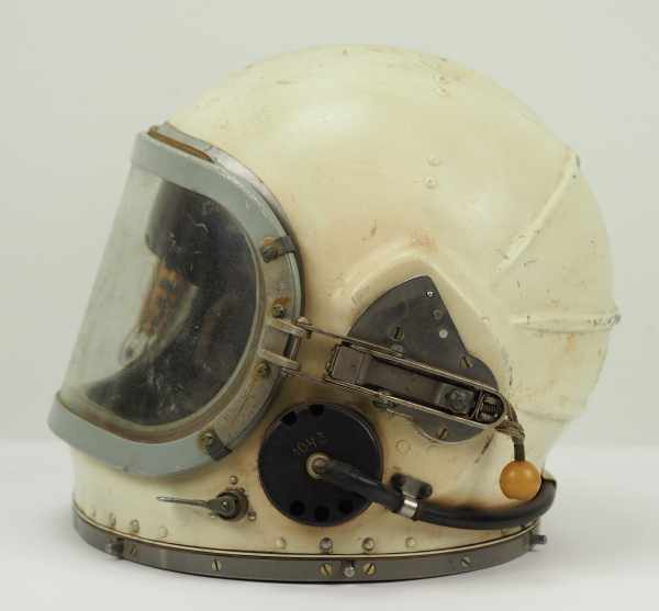 4.1.) Uniformen / KopfbedeckungenSowjetunion: Kosmonauten Helm.Weißer Helm, beweglich angebrachte - Image 6 of 10