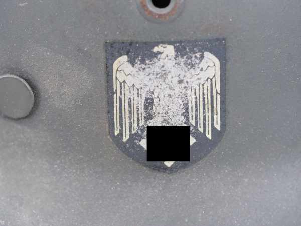 4.1.) Uniformen / Kopfbedeckungen3. Reich: Lot von 3 Stahlhelmen.1.) M18 mit Ohrenausschnitt , 2.) - Image 8 of 14