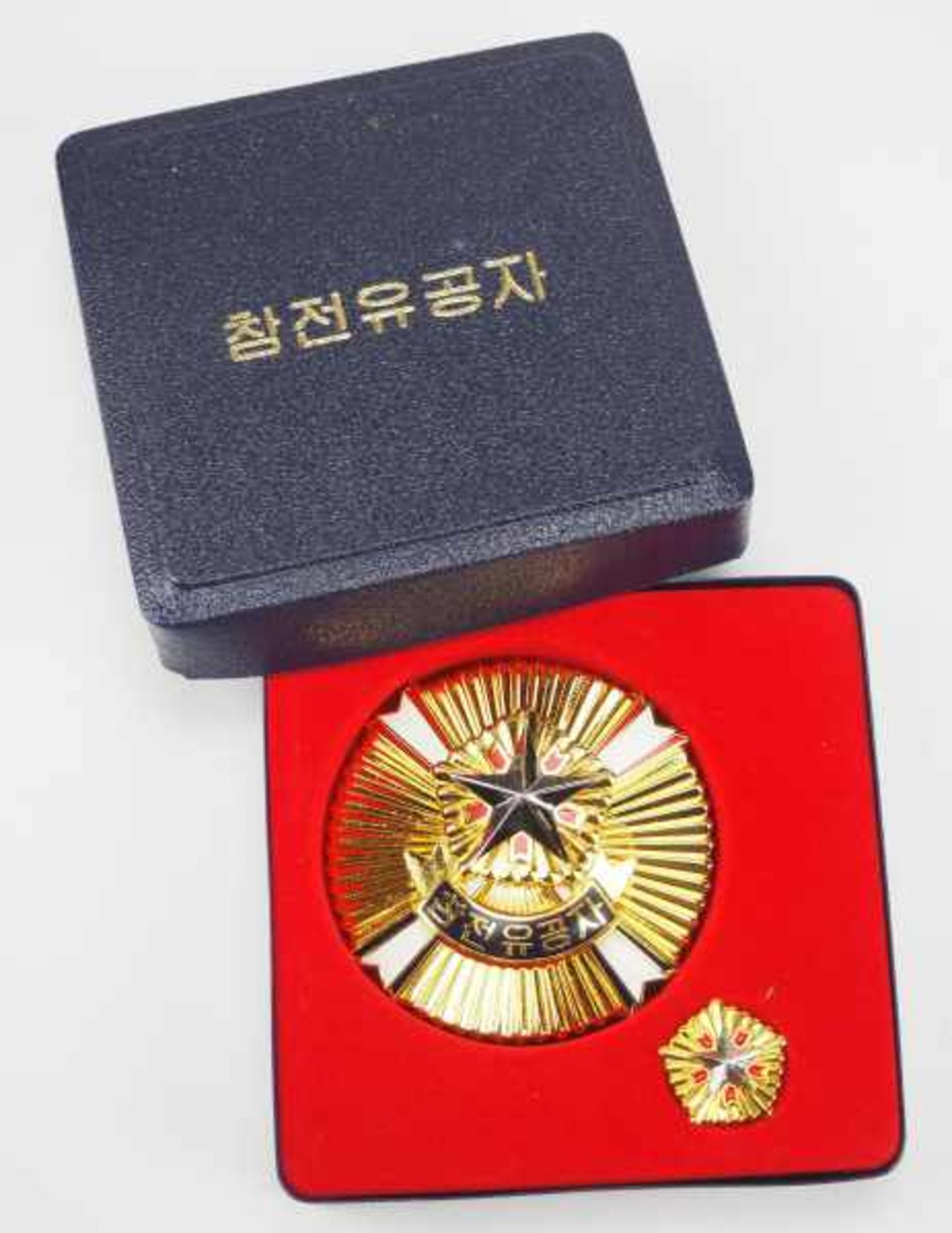 2.2.) WeltSüd-Korea: Bruststern, im Etui.Vergoldet, teilweise emailliert, mehrteilig gefertigt, an