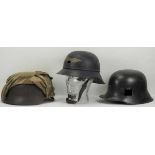 4.1.) Uniformen / Kopfbedeckungen3. Reich: Lot von 3 Stahlhelmen.1.) Luftschutz, 2.) Stahlhelm mit