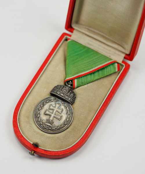 2.1.) EuropaUngarn: Verdienstorden, Medaille, in Silber, im Etui.Silber, die Krone beweglich