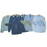 4.1.) Uniformen / KopfbedeckungenBRD: Lot von 5 Uniformen und 8 Schiffchen.Diverse Dienstgrade und