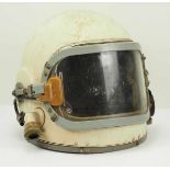 4.1.) Uniformen / KopfbedeckungenSowjetunion: Kosmonauten Helm.Weißer Helm, beweglich angebrachte