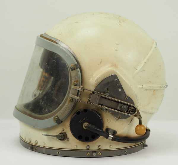 4.1.) Uniformen / KopfbedeckungenSowjetunion: Kosmonauten Helm.Weißer Helm, beweglich angebrachte - Image 5 of 10