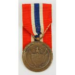 2.2.) WeltPanama: Medaille der Solidarität 1917/1918, in Bronze.Bronze, am Originalband.Nur in