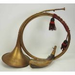 7.1.) HistoricaLot von 2 Jagdhörnern.1.) Hüfthorn: Horn, mit Messingbeschlägen, 2.) Parforce Horn: