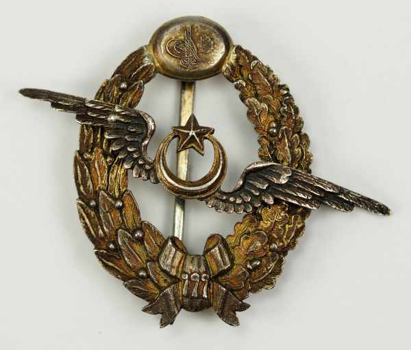 2.2.) WeltTürkei: Osmanisches Fliegerabzeichen.Silberguss, der Kranz vergoldet, die Schwinge