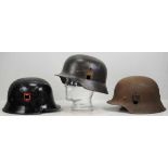 4.1.) Uniformen / Kopfbedeckungen3. Reich: Lot von 3 Stahlhelmen.1.) Heimwehr, 2.) Wehrmacht, 3.)