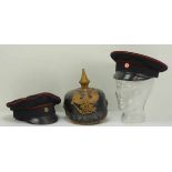 4.1.) Uniformen / KopfbedeckungenPreussen: Lot von 3 Kopfbedeckungen.1.) Pickelhaube, restauriert,