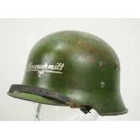 4.1.) Uniformen / KopfbedeckungenWerkswehr: Stahlhelm - Messerschmitt.Grün lackierter Helm,