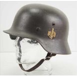 Kriegsmarine: Stahlhelm M35.Lackierung der Glocke in ordentlichem Zustand, das Emblem zu ca. 50%